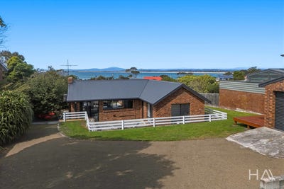 /international/au/98-richard-street-bridport-tas-152556876/