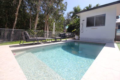 /international/au/18-pandanus-drive-horseshoe-bay-qld-148728540/