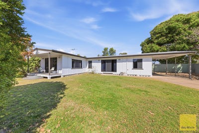 /international/au/4-racecourse-road-emerald-qld-152465420/