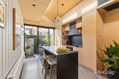 /international/au/8-coronation-street-geelong-west-vic-151061060/