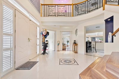 /international/au/1-castaway-court-banksia-beach-qld-148496004/