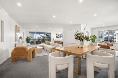 /international/au/13-120-surf-parade-broadbeach-qld-148258552/