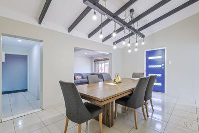 /international/au/8-scoresby-street-mount-warren-park-qld-150733472/