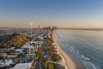 /international/au/12-90-marine-parade-miami-qld-152065072/