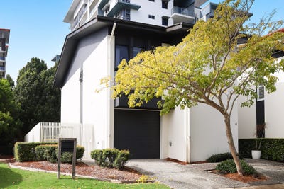/international/au/41-easthill-drive-robina-qld-151318448/