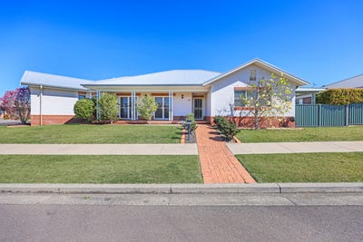 /international/au/90-grant-street-tamworth-nsw-152478372/