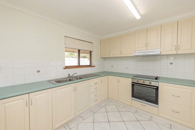 /international/au/8a-goodwyn-close-millars-well-wa-151284480/