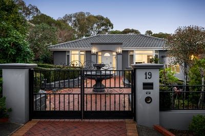 /international/au/19-warriparri-crescent-greensborough-vic-151952776/