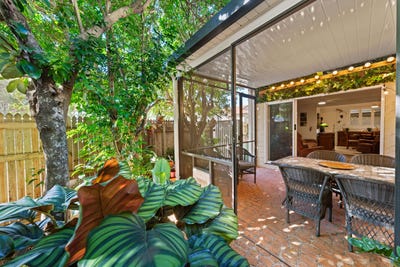 /international/au/unit-2-221-middle-street-cleveland-qld-148433884/