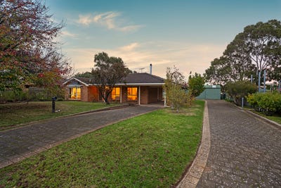/international/au/7-cheeseman-grove-willunga-sa-151345260/