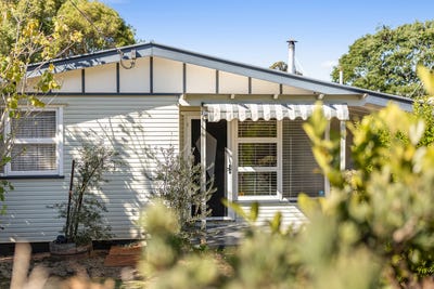 /international/au/26-skehan-street-centenary-heights-qld-151439716/