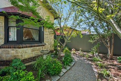 /international/au/12-canterbury-terrace-black-forest-sa-152465416/