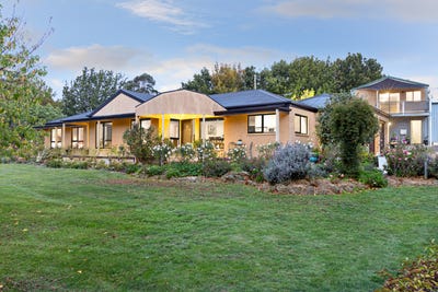 /international/au/17-reid-park-road-mount-helen-vic-151342104/