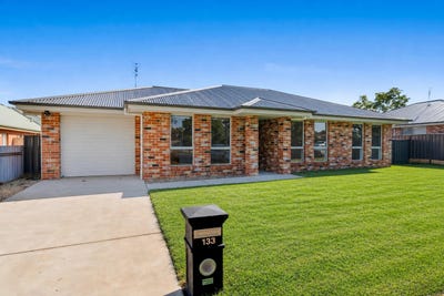 /international/au/133-victoria-street-temora-nsw-151234864/