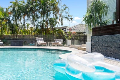 /international/au/52-lambros-drive-benowa-qld-152455992/