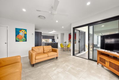 /international/au/56-lindeman-circuit-pimpama-qld-152550960/