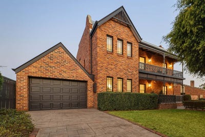 /international/au/18-flametree-street-bridgeman-downs-qld-152493688/