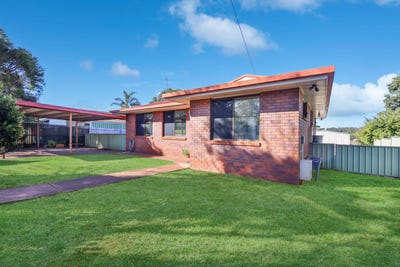 /international/au/188-ramsay-street-centenary-heights-qld-151395396/