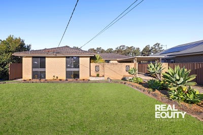 /international/au/54-elouera-crescent-moorebank-nsw-152574168/