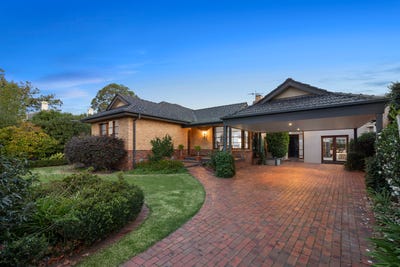 /international/au/8-oswald-thomas-avenue-hampton-east-vic-151110548/