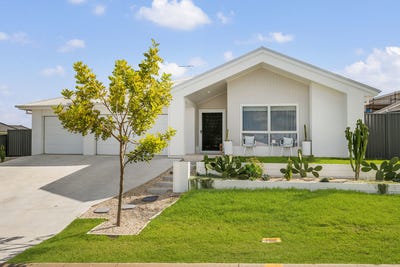 /international/au/6-lamonnerie-way-thrumster-nsw-151155632/