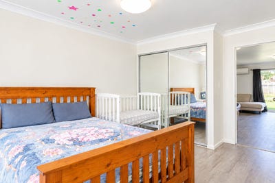 /international/au/11-memagong-street-young-nsw-152536516/