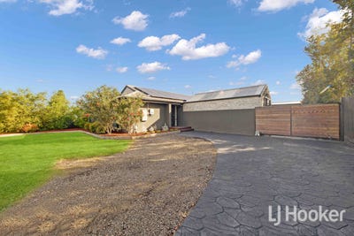 /international/au/40-james-cook-drive-melton-west-vic-152577740/