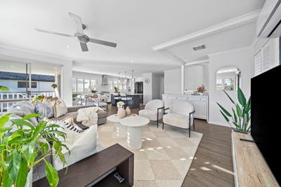 /international/au/14-kilmartin-esplanade-biggera-waters-qld-151418780/