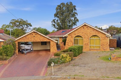 /international/au/51-holland-street-tamworth-nsw-151137900/