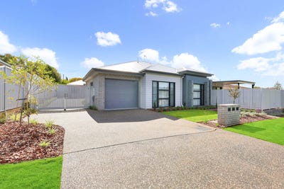 /international/au/1-2-or-3-61-sardon-street-centenary-heights-qld-151151848/