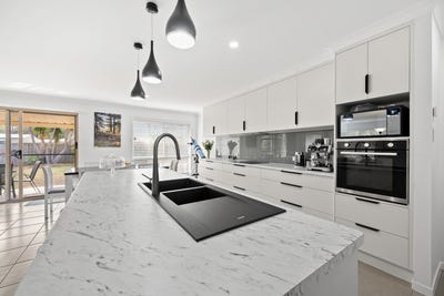 /international/au/27-regency-road-moore-park-beach-qld-152673252/