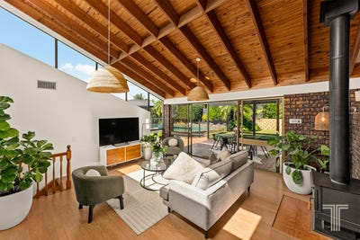 /international/au/18-banwell-crescent-carindale-qld-152432320/