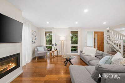 /international/au/27-savanna-drive-mooroolbark-vic-152259876/