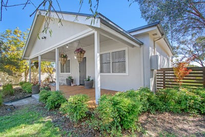 /international/au/33-petit-street-yass-nsw-150977480/