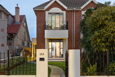 /international/au/133-wendouree-parade-lake-wendouree-vic-151310180/