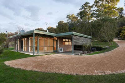 /international/au/425-buttermans-track-st-andrews-vic-145767532/
