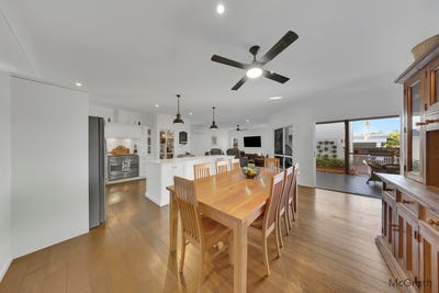 /international/au/7-carnarvon-parade-new-auckland-qld-151314100/