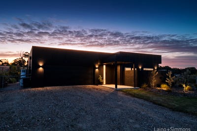 /international/au/7-rujala-lane-armidale-nsw-151125520/