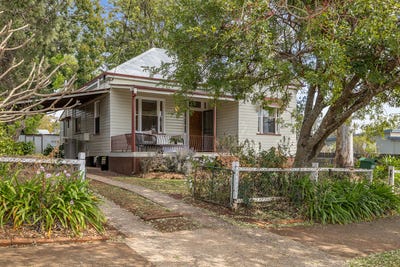 /international/au/182-south-street-centenary-heights-qld-152299104/