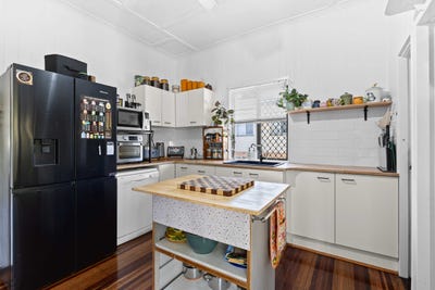 /international/au/46-moreton-street-maryborough-qld-152395236/