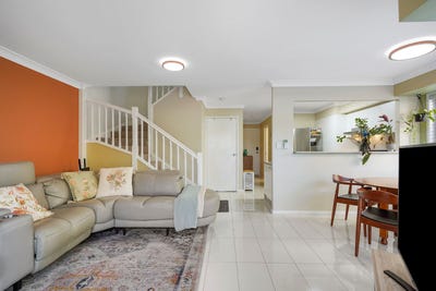 /international/au/25-34-42-university-drive-meadowbrook-qld-152436440/