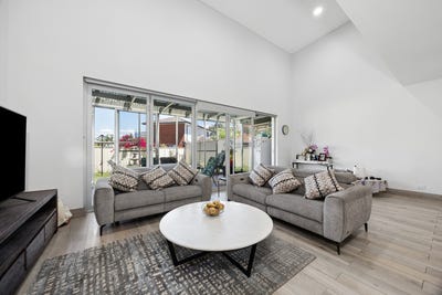 /international/au/13-lawler-street-panania-nsw-152571848/