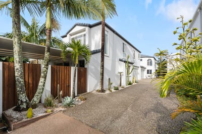 /international/au/1-2026-gold-coast-highway-miami-qld-148571056/?lang=en