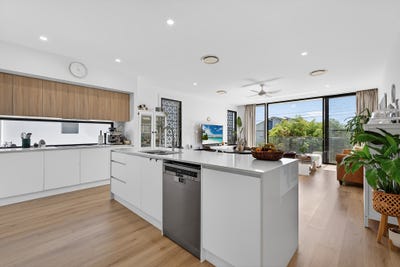 /international/au/8a-mallard-avenue-paradise-point-qld-150860544/