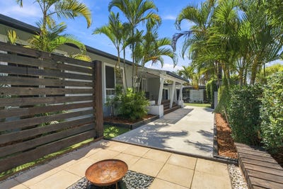 /international/au/1-karina-crescent-broadbeach-waters-qld-152703564/