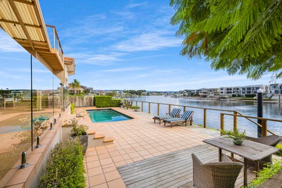 /international/au/3-namatjira-court-broadbeach-waters-qld-148365368/