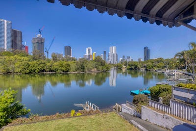 /international/au/98-savoy-drive-broadbeach-waters-qld-152440956/