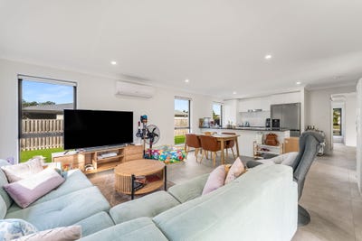 /international/au/24-swallowtail-street-rosewood-qld-151289288/