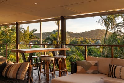 /international/au/12-victory-crescent-sunrise-beach-qld-151568140/