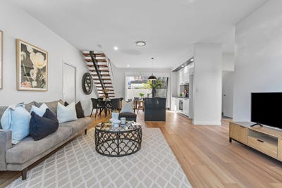 /international/au/8-hants-street-hamilton-qld-151687540/
